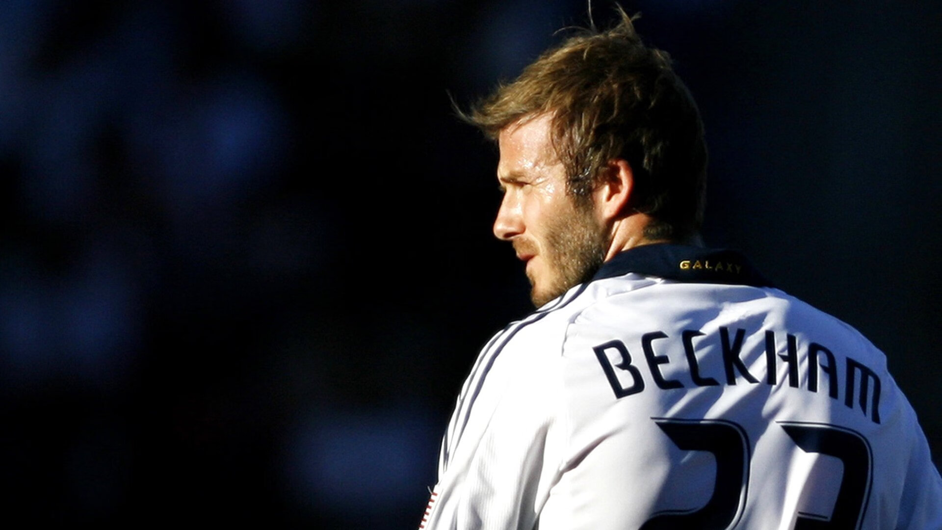 明星运动员体验农村体育设施引发讨论，运动员做明星